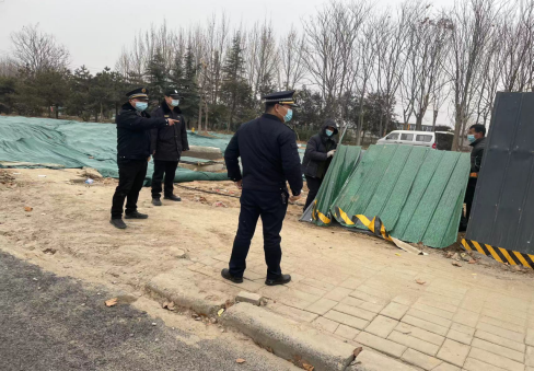 惠济区城市综合执法局花园口执法中队：助力复工复产，在辖区内开展施工围挡大排查