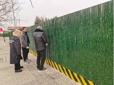 惠济区城市综合执法局花园口执法中队：助力复工复产，在辖区内开展施工围挡大排查