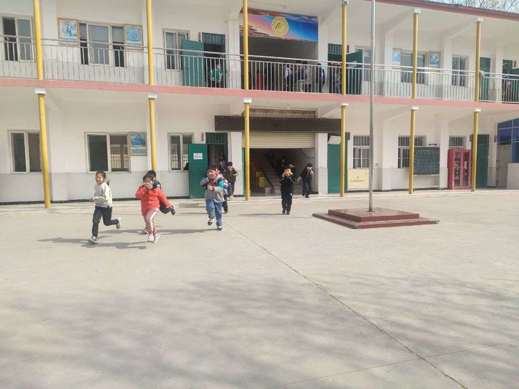 “消防在我心，安全伴我行”——保合寨小学举行消防安全演练活动