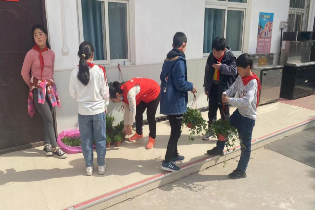 护一抹新绿，寄一份希望——保合寨小学植树节活动