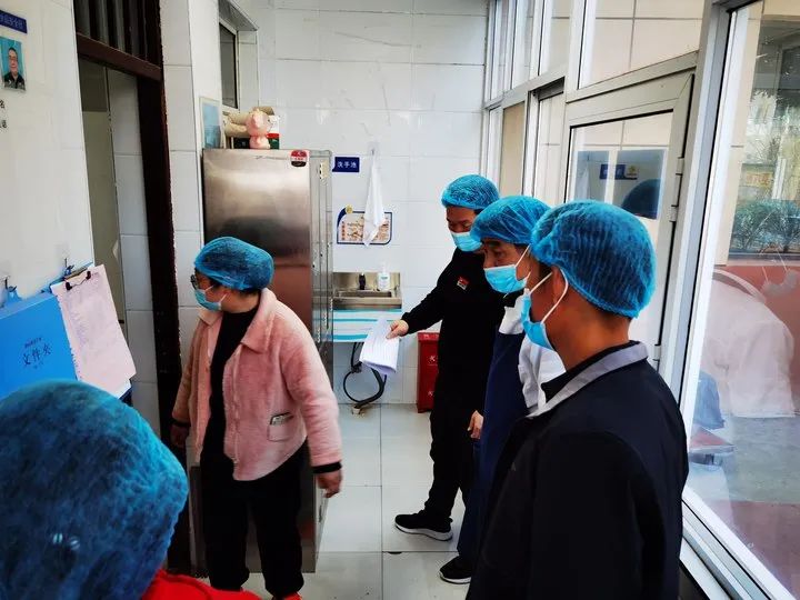 加强食堂检查，保障师生饮食安全