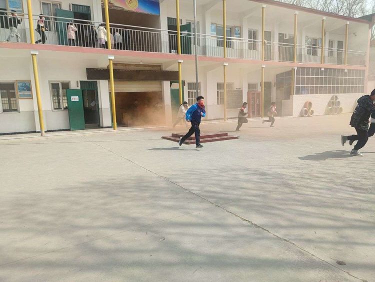 “消防在我心，安全伴我行”——保合寨小学举行消防安全演练活动