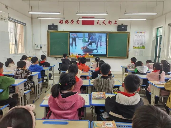 保合寨小学观看2022年春季全国中小学消防安全公开课