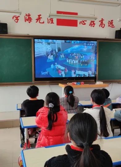 “天空课堂”开讲 点燃科技梦想——保合寨小学师生观看“空中课堂”