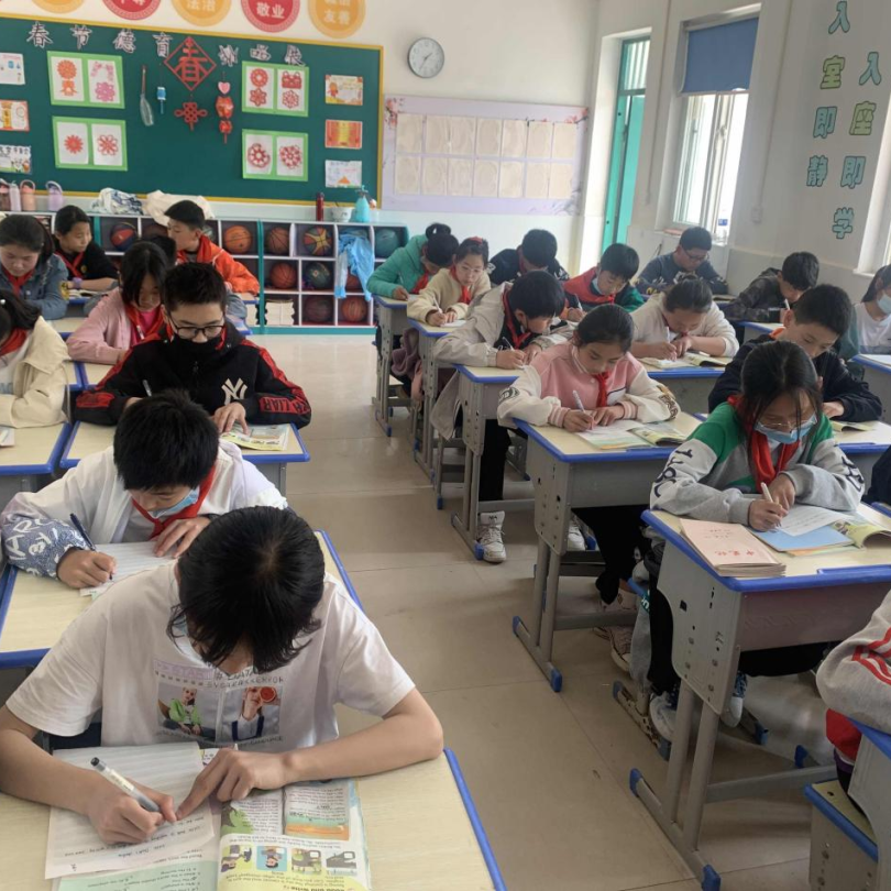 笔尖飞舞，“英”你精彩 ——保合寨小学“与书同行，迎着阳光一路向上”读书节活动