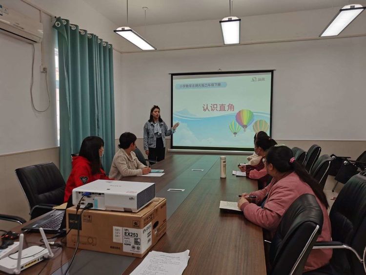 教研引领，助力成长——保合寨小学数学组教研活动（四）
