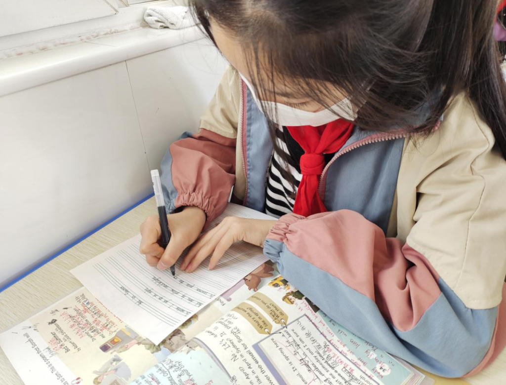 笔尖飞舞，“英”你精彩 ——保合寨小学“与书同行，迎着阳光一路向上”读书节活动