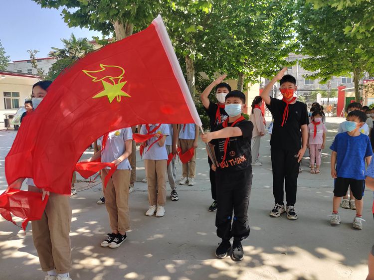 喜迎二十大 争做好队员——保合寨小学新队员入队仪式