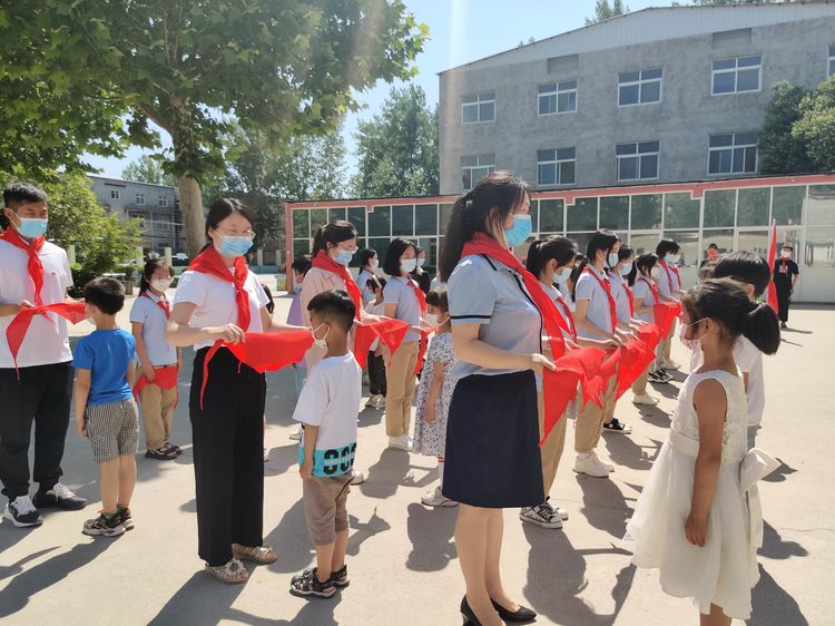喜迎二十大 争做好队员——保合寨小学新队员入队仪式