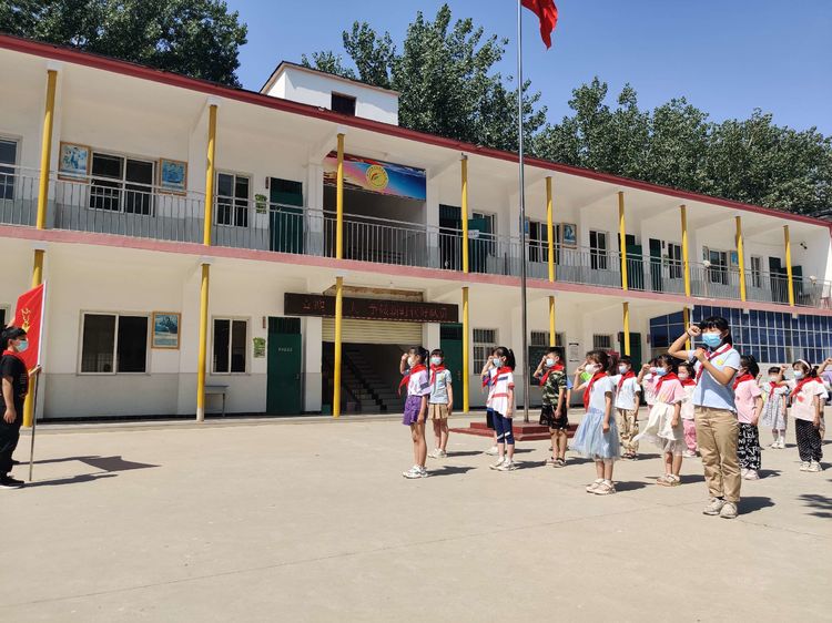 喜迎二十大 争做好队员——保合寨小学新队员入队仪式