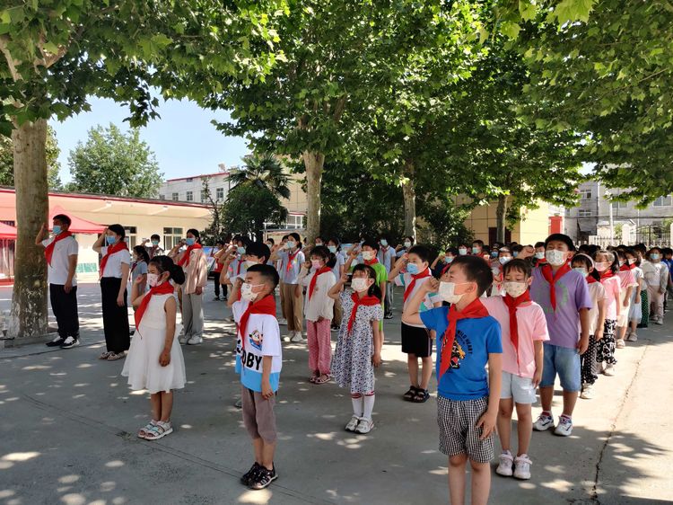 喜迎二十大 争做好队员——保合寨小学新队员入队仪式