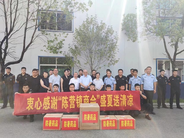警企一家亲  盛夏送清凉--记江西省万年县巡特警警企座谈会