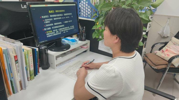 保合寨小学《义务教育课程方案和课程标准（2022版）》解读专题培训会学习