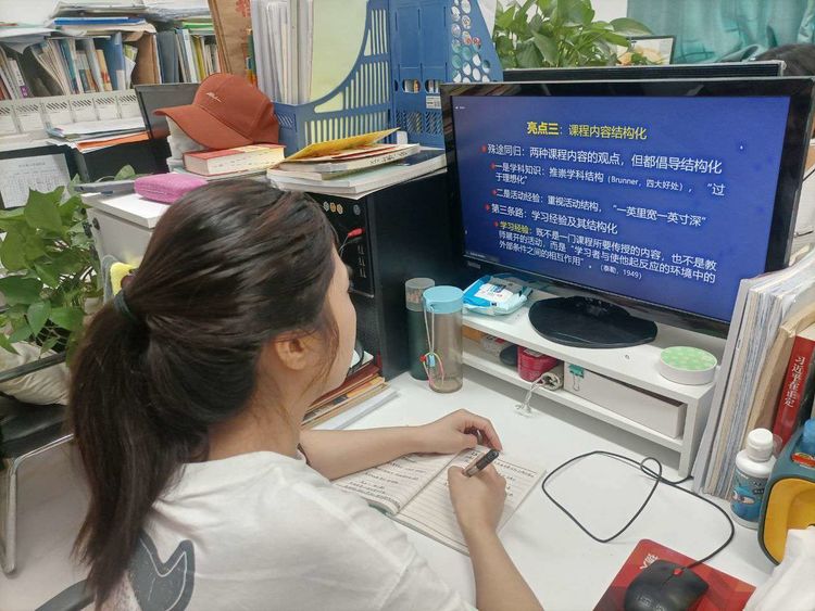 保合寨小学《义务教育课程方案和课程标准（2022版）》解读专题培训会学习
