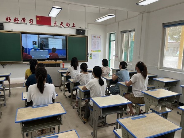 因为有爱，所以幸福——保合寨小学“做一名有爱的好教师”宣讲第一站