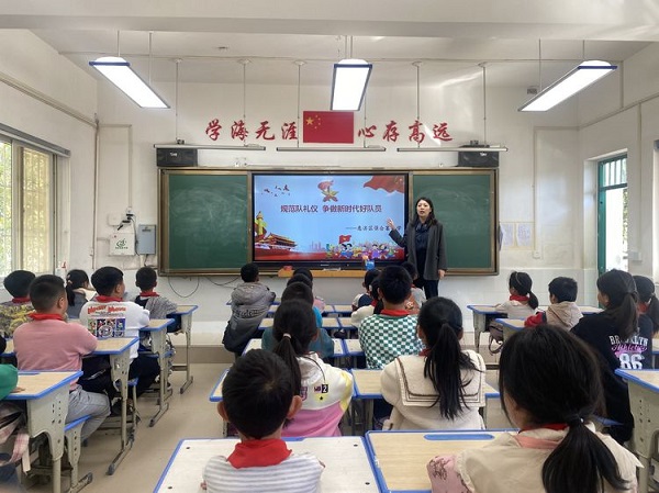 规范队礼仪，争做时代好队员——保合寨小学开展“建队日”主题活动（一）