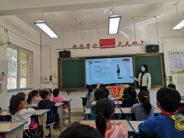 规范队礼仪，争做时代好队员——保合寨小学开展“建队日”主题活动（一）