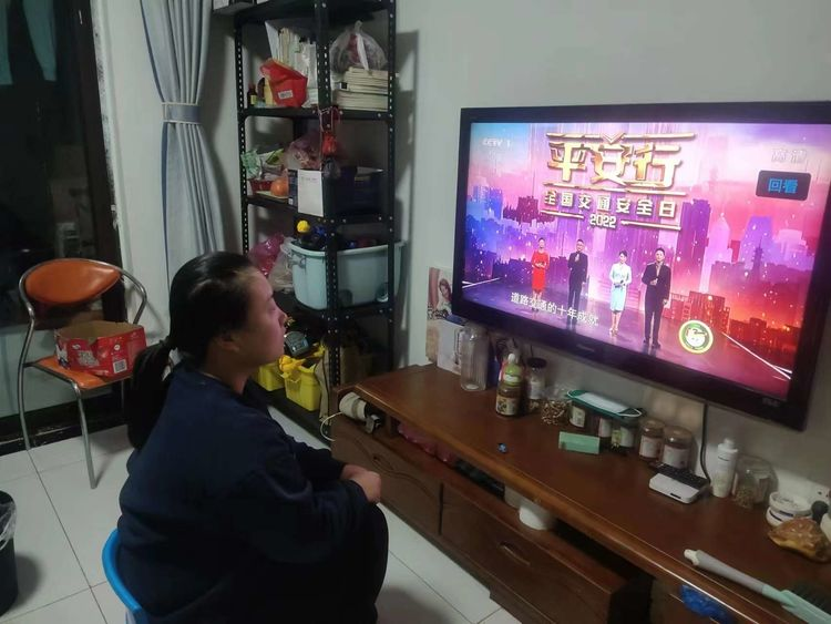 文明守法 平安回家<br>——保合寨小学组织观看2022《平安行》特别节目