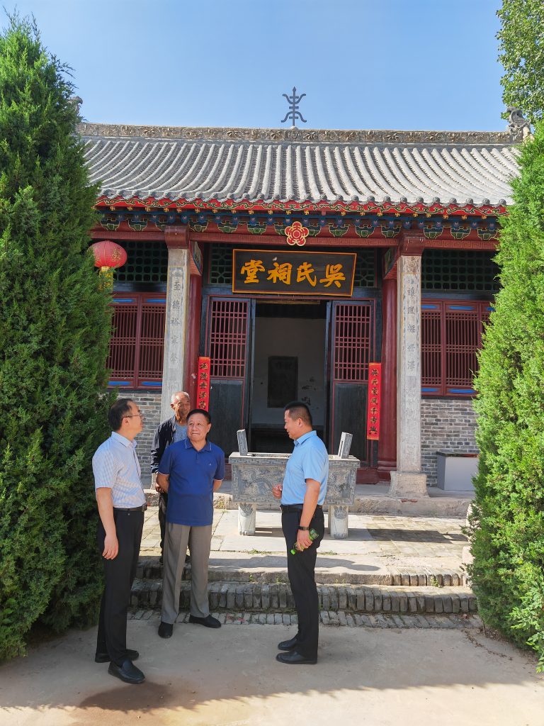 河南吴会顾问、河南省文化和旅游公共服务专家委员会秘书长吴玉琦等专家一行到濮阳吴氏祠堂调研