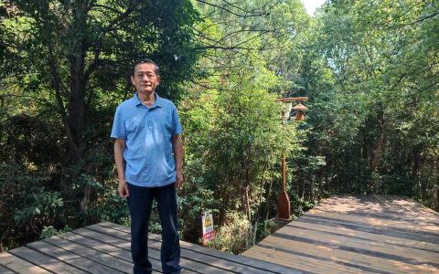 我在月光下读诗