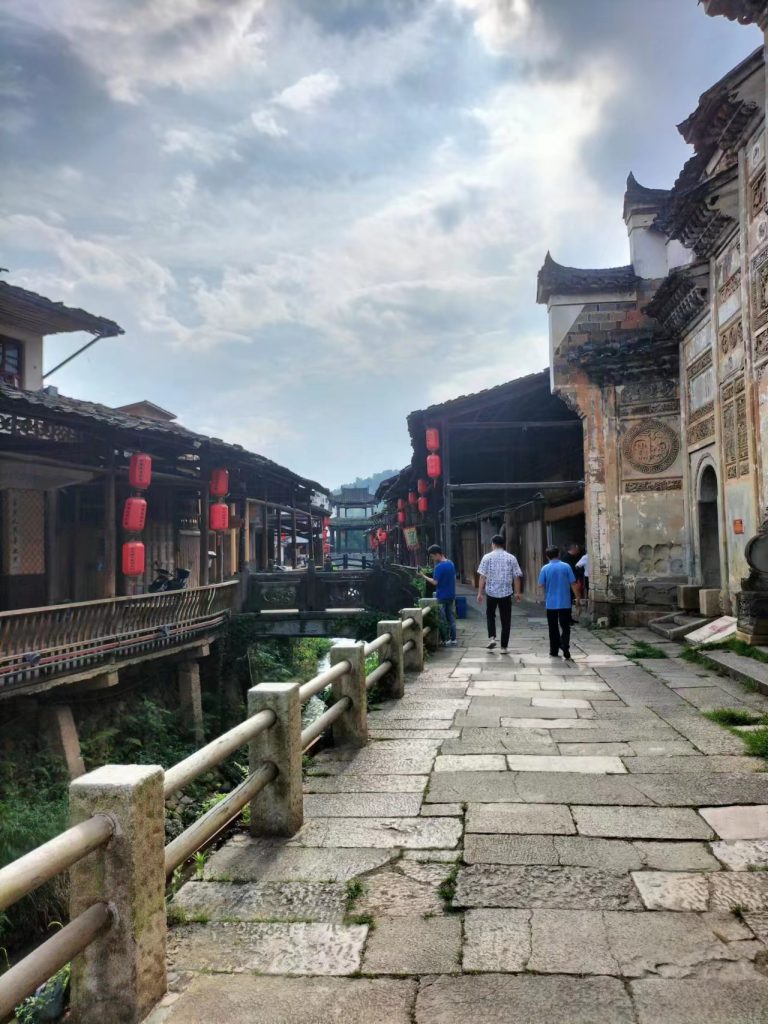 走进下梅村