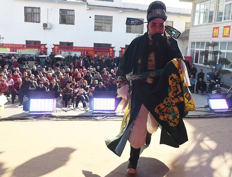 大年初二，偃师区山化镇忠义村为村民新春唱大戏