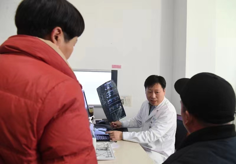 早八点至下午二时十分,河南省洛阳正骨医院郭云鹏医师的半天班