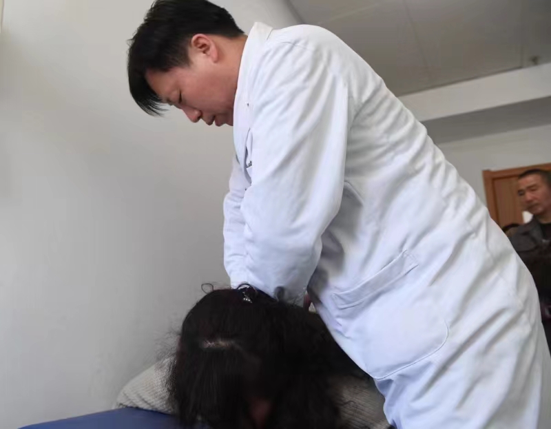 早八点至下午二时十分,河南省洛阳正骨医院郭云鹏医师的半天班