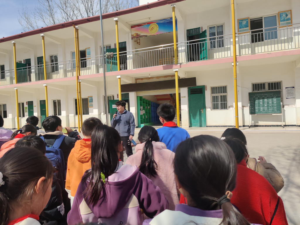健步踏青展风采  扬帆起航向未来