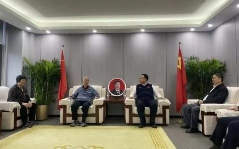 赵章会见委籍华人吴辉华夫妇