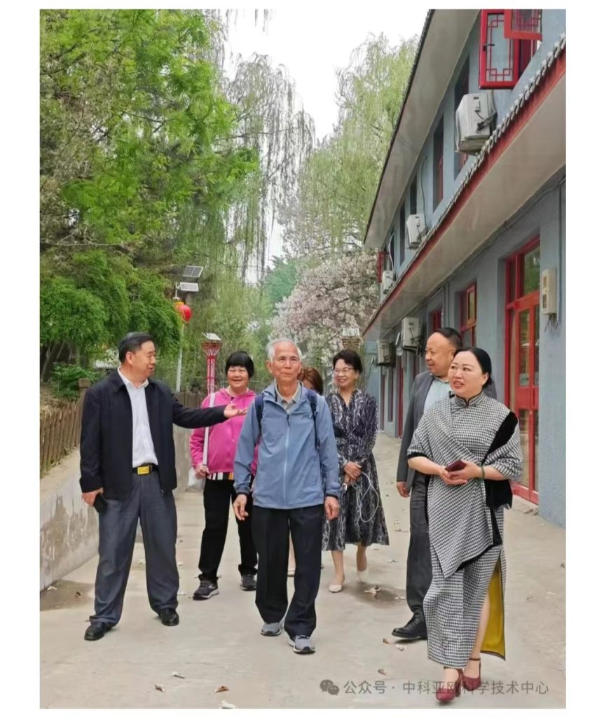 赵章会见委籍华人吴辉华夫妇
