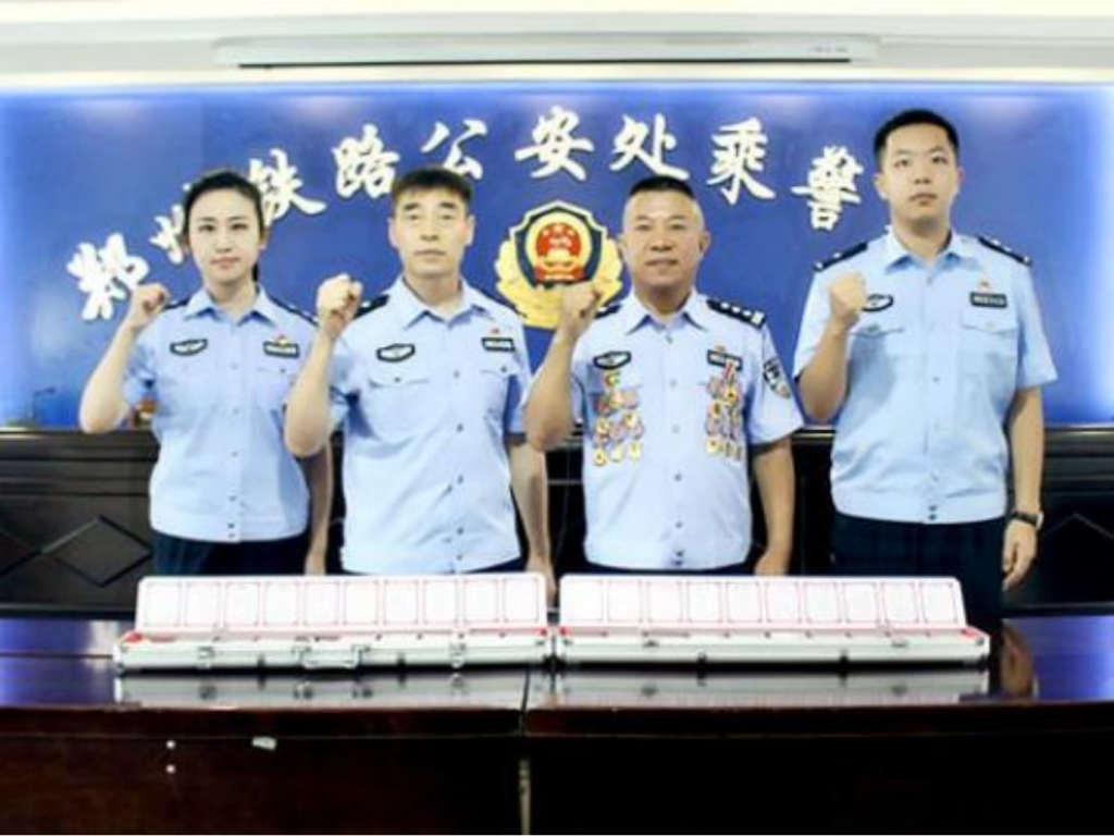 禁毒宣传进车厢，共筑无毒旅途防线