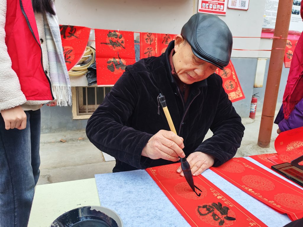 翰墨迎春送福至 温情邻里贺新年
