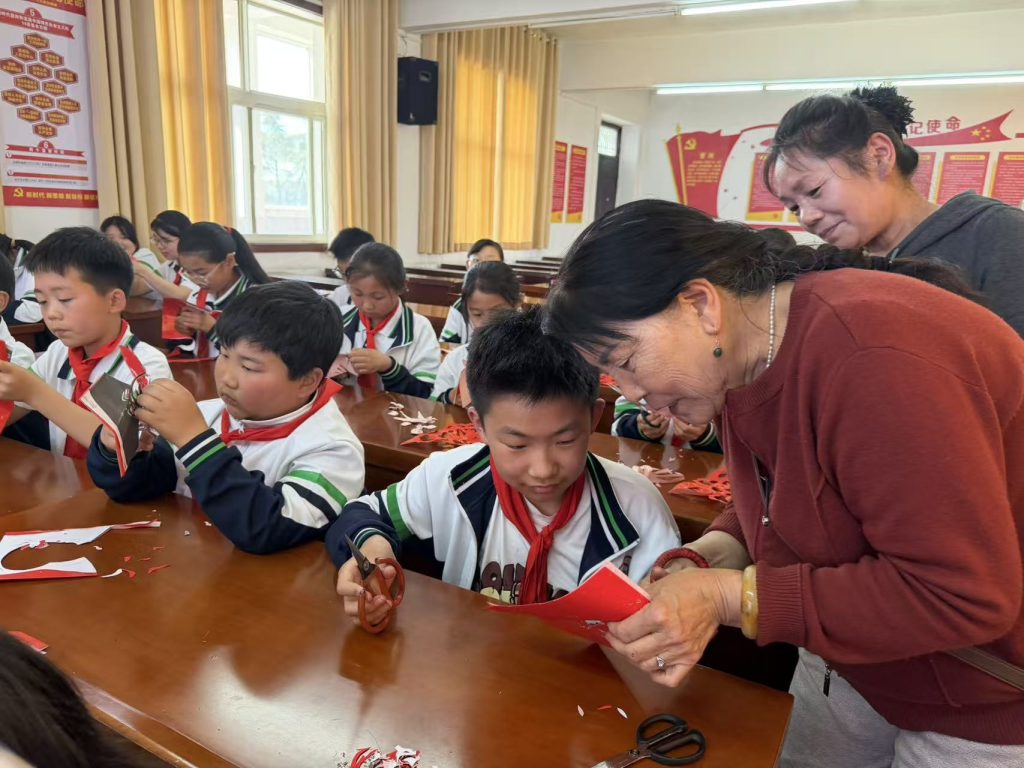 洛阳市孟津区第一实验小学开展非遗剪纸进校园专项传承活动