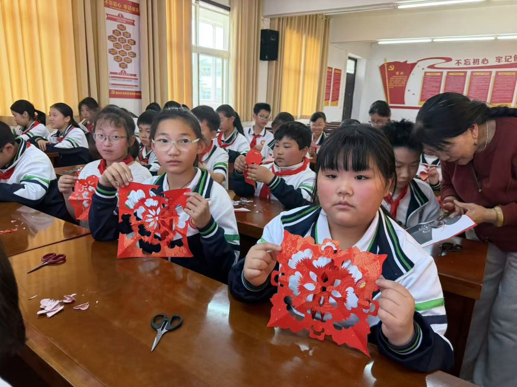 洛阳市孟津区第一实验小学开展非遗剪纸进校园专项传承活动
