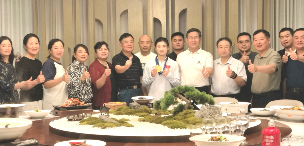 意义非凡的聚餐，托起明天的希望