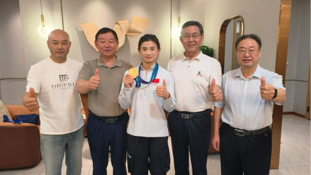 意义非凡的聚餐，托起明天的希望
